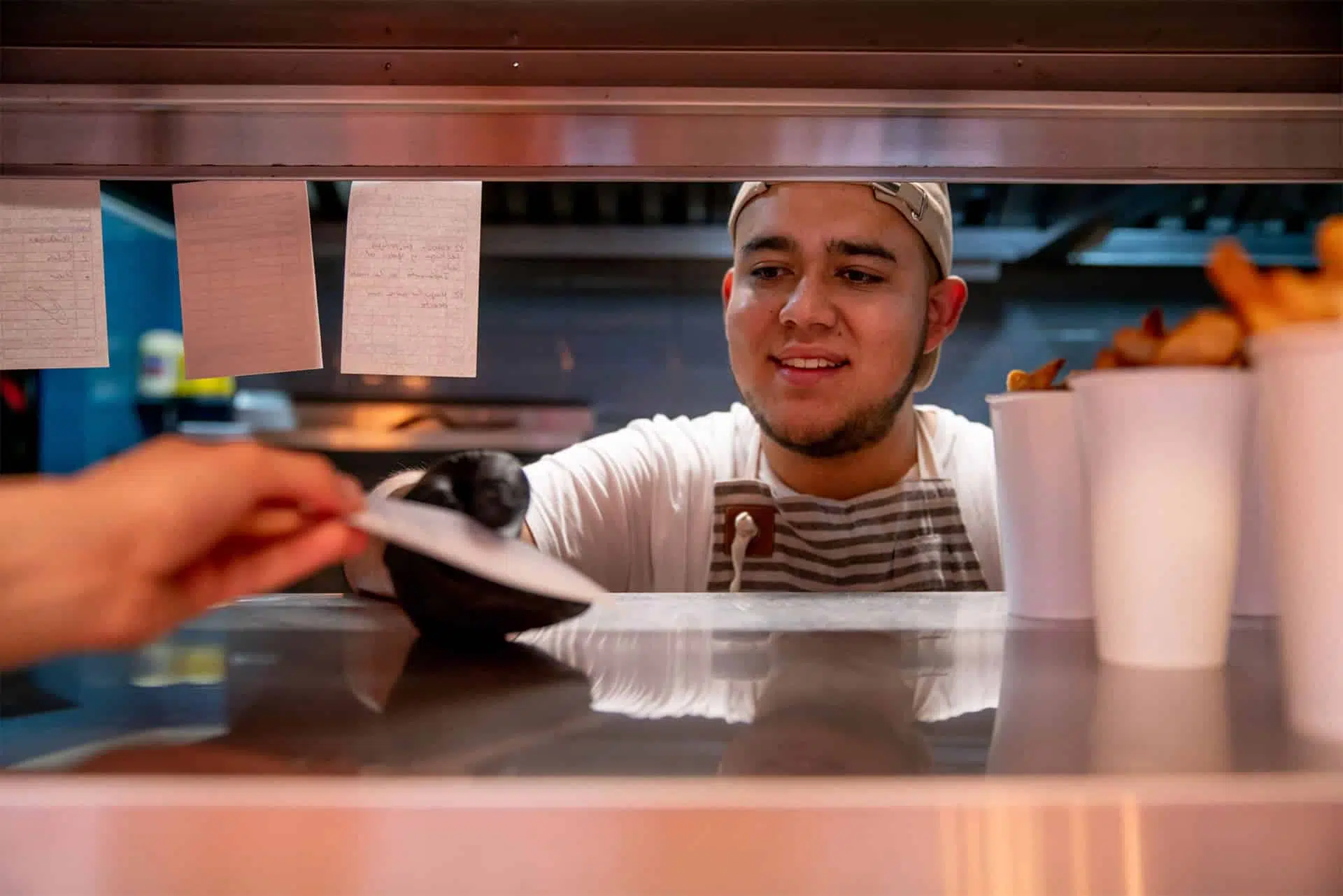 cook delivery food to waitress